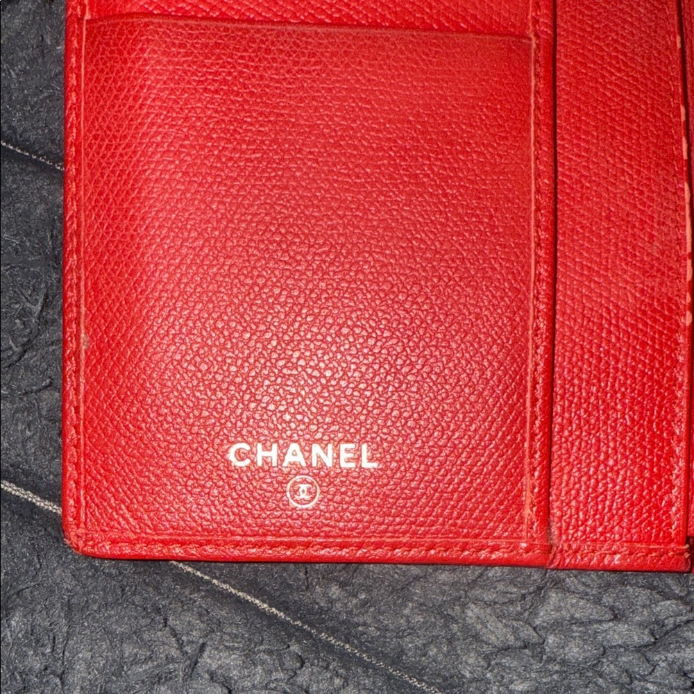 CHANEL Red Wallet - Picture 2 of 9